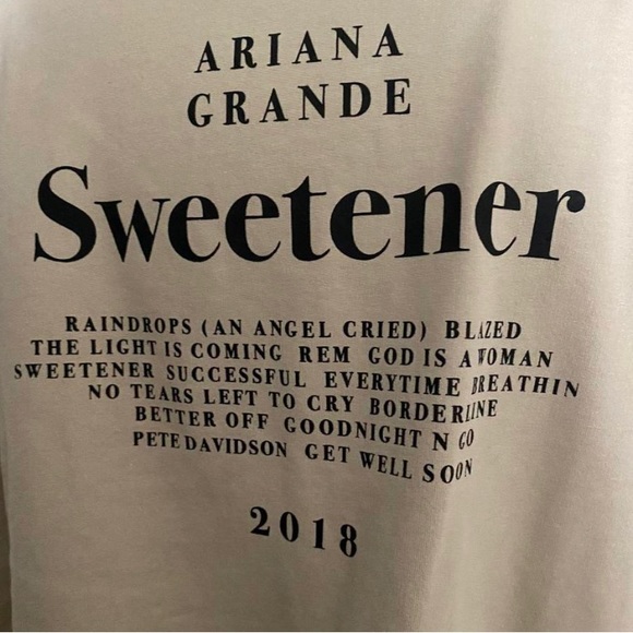 ARIANA GRANDE - Picture 2 of 2